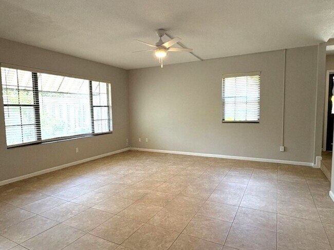 Building Photo - Beautiful 1 Bedroom Townhome in the Trails!