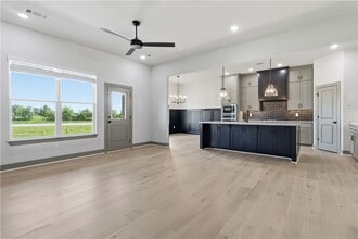 Building Photo - 980 Trestle Ln