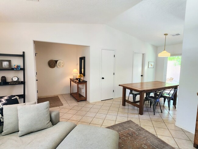 Building Photo - 1304 Villa Campo NE