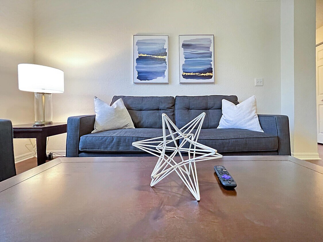 Foto principal - 9913 Montague St