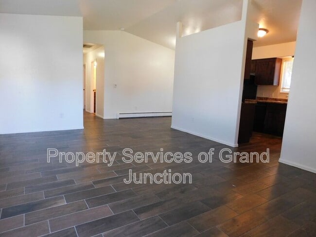 Building Photo - 3045 1/2 Stoneybrook Lane