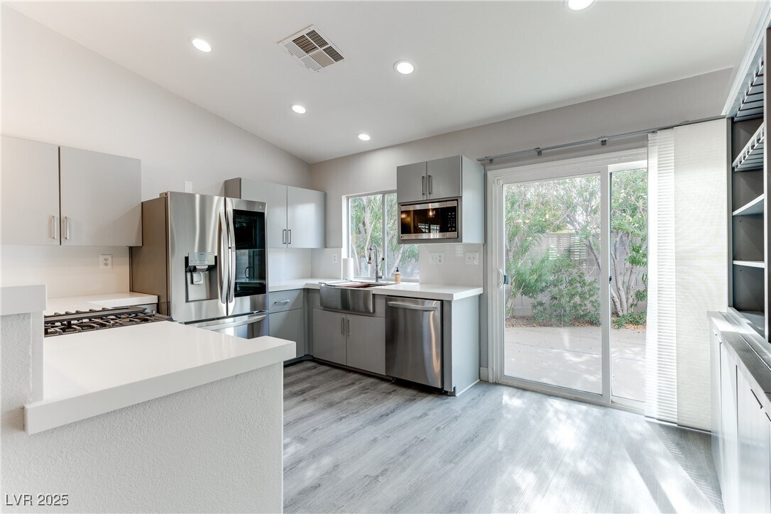 Foto principal - 10229 Anoka Ave