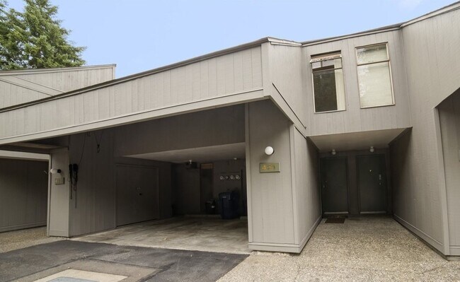 Building Photo - Redmond Bridle Trails 2 Bed 2 Bath Condo!
