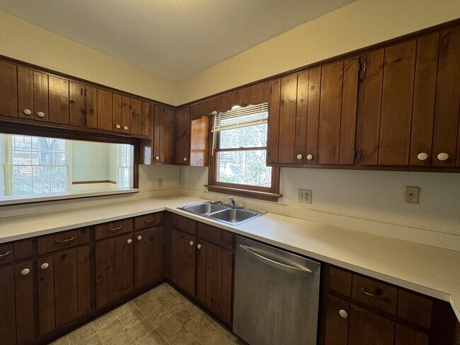 Foto del edificio - Introducing a charming Colonial style home...