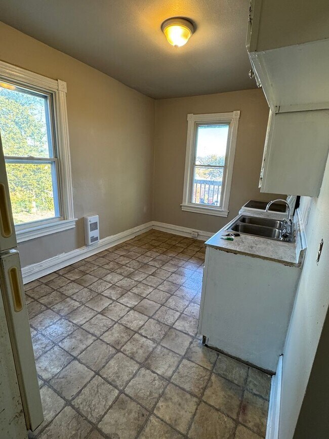 Building Photo - 556 Salem Ave