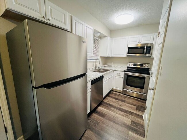 Building Photo - 701 Summitt Ave