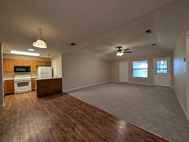 Foto del edificio - 3/2/2  Close to Kraft Park & the County Line- Memorial Trail / Fridge Included / Fenced Back Yard...