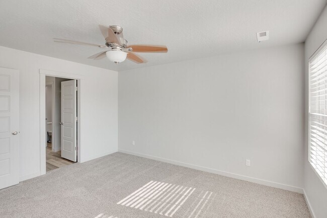 Foto del edificio - Near Everywhere You Want To Be!  Ambleside Townhomes!