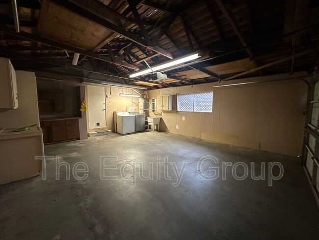 Building Photo - 1413 W Cambridge Ave