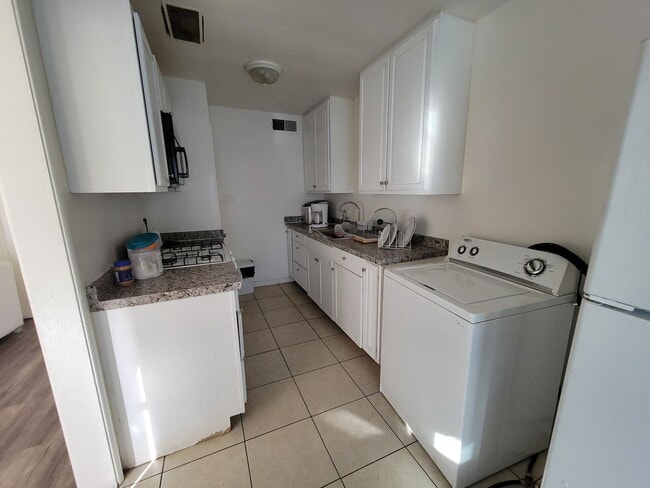 Foto del edificio - 4117-4119 E. White Ave