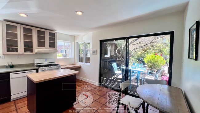 Building Photo - Garden oasis 2 bedroom fully furnished wit...