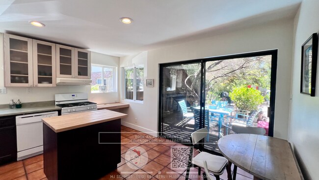 Foto del edificio - Garden oasis 2 bedroom with wrap around ya...