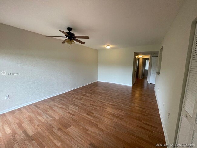 Building Photo - 1133 Golden Lakes Blvd