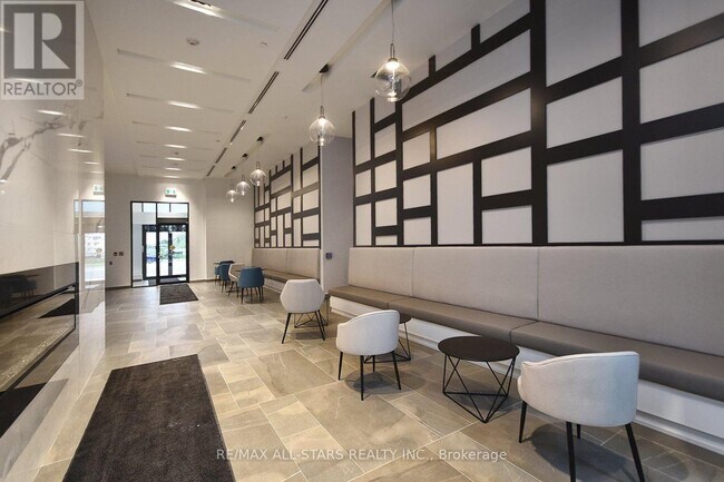 Photo du bâtiment - 681 Yonge St