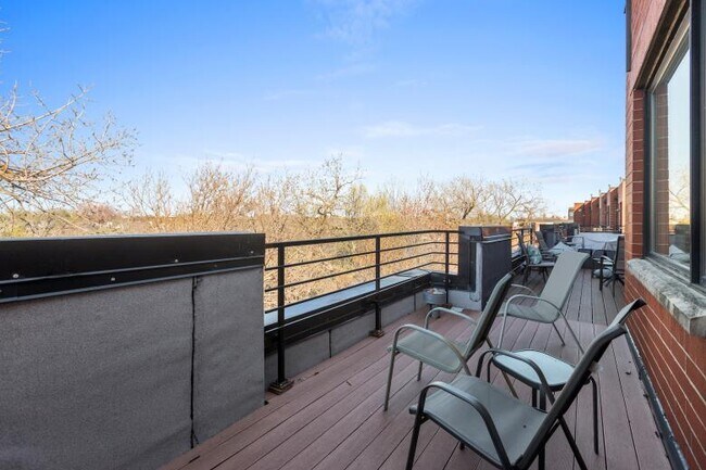 Building Photo - 2854 N Riverwalk Dr