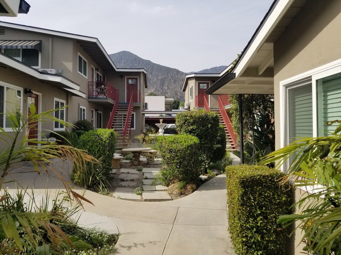 Court Yard Facing North - 145 E Sierra Madre Blvd