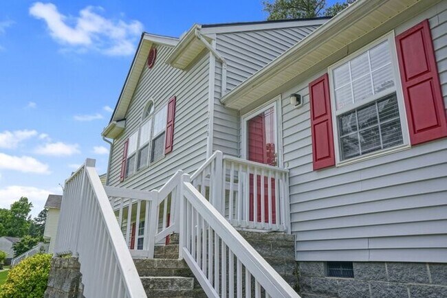 Building Photo - Single Family | Sunroom | Fenced yard