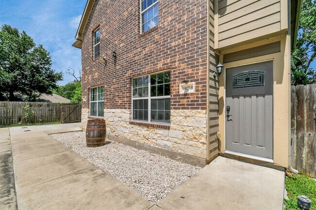 Foto del edificio - 10022 Raymondville Rd