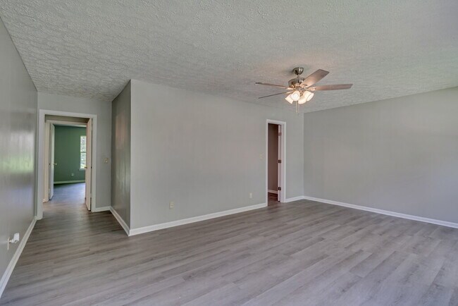 Foto del edificio - Nicely Renovated Ranch in Richmond Hill with Hard Surface Floors Throughout