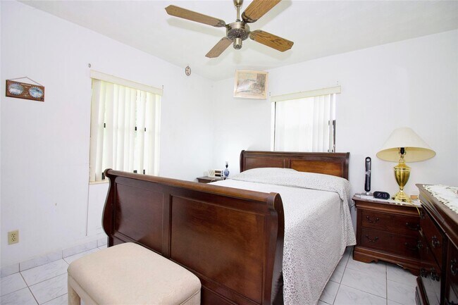 Foto del edificio - 240 NW 36th St