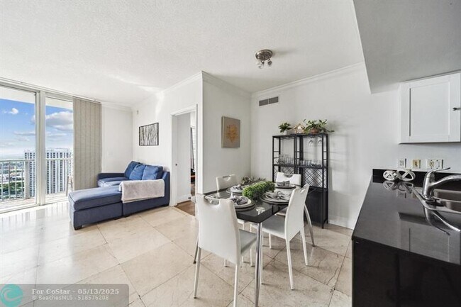 Building Photo - 1750 N Bayshore Dr
