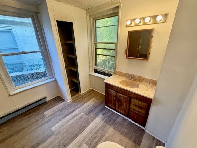 Building Photo - 3 bedroom 1 bathroom