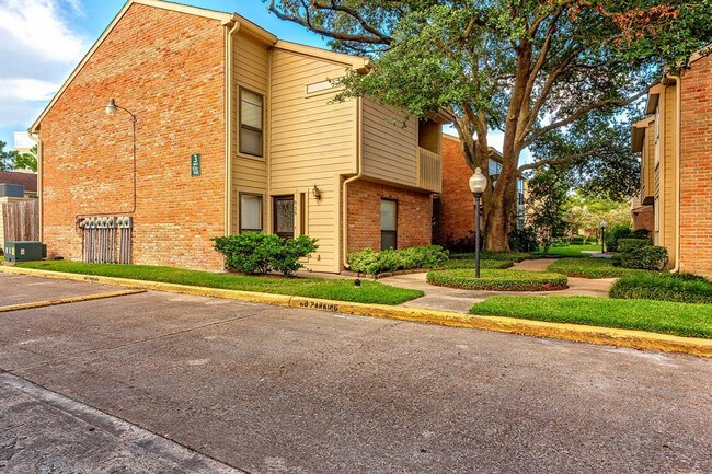 Building Photo - 936 Memorial Village Dr