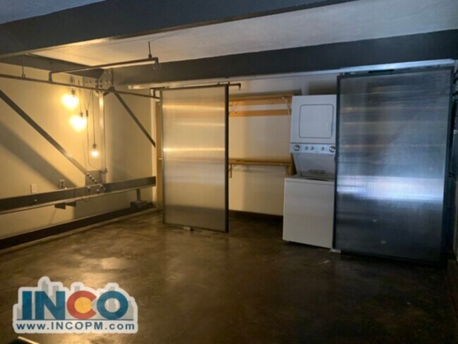 Building Photo - Spacious 1 bedroom loft