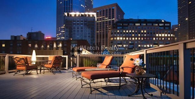 Building Photo - Great Top Floor unit in an Elevator building.