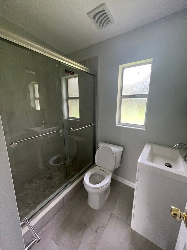 Foto del edificio - Newly Renovated! 2 Bedroom 1 Bath Availabl...