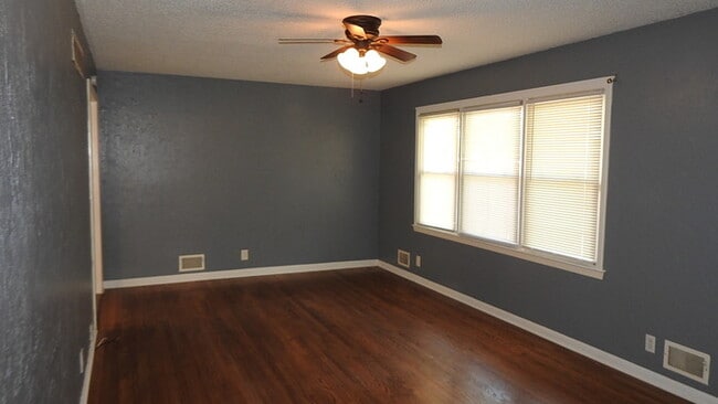 Building Photo - Beautiful 4-bedroom, 2 full baths home located in Independence, MO.