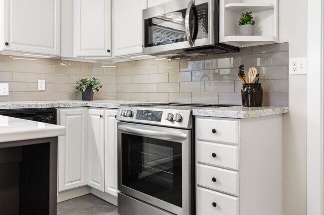Glass tile backsplash & under-cabinet lighting - 1138 W Winnebago St