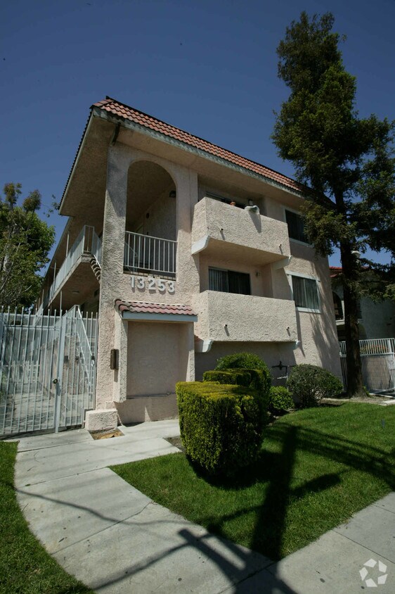 Building Photo - 13253 Vanowen St