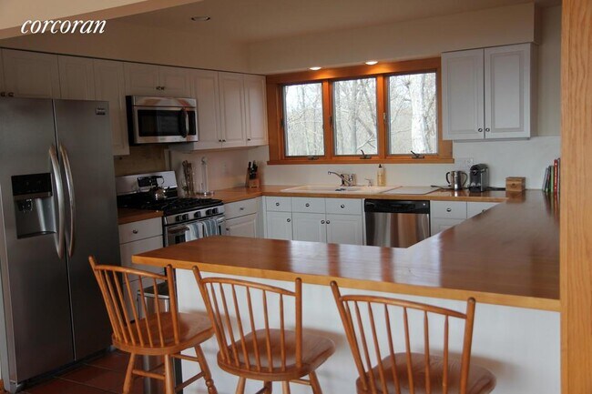 Building Photo - 1 Bayview Ave