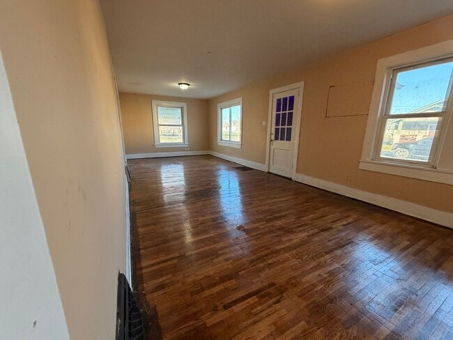 Building Photo - Charming 3 bed