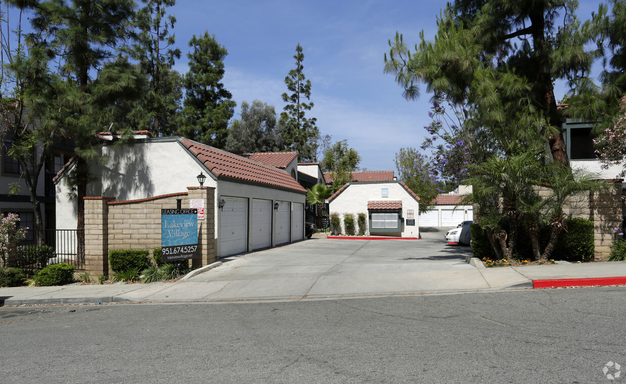 Building Photo - Lakeview Village