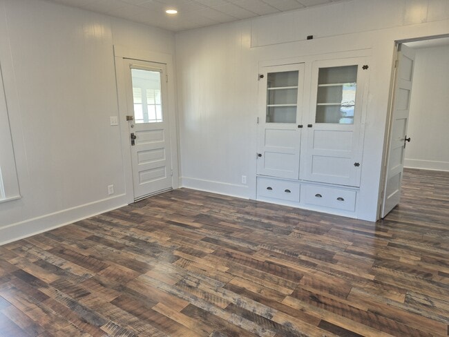 Building Photo - 547 McLean Rd