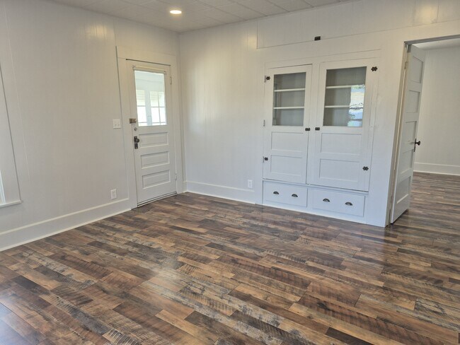 Foto del edificio - 547 McLean Rd