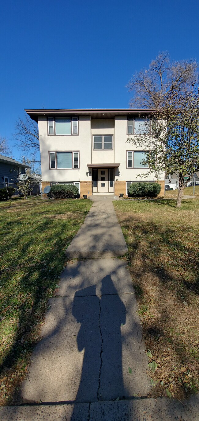 Building Photo - 1035 Peters Pl