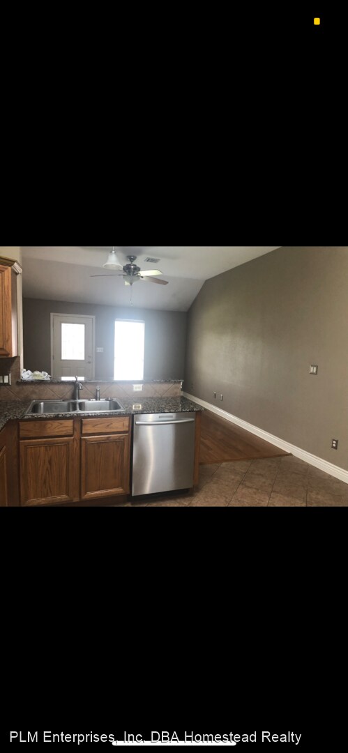 Foto del edificio - 5635 Shadowbend Cir N