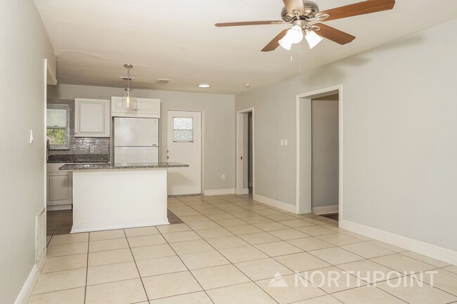 Building Photo - Alluring  Single Family Home | 3 BR/2BA | Front and Backyard!