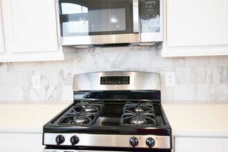 Building Photo - 9442 Starlight Oak Dr