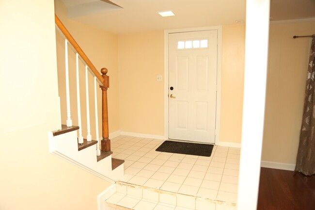 Building Photo - Spacious 4 Bedroom End-Unit Townhouse In G...