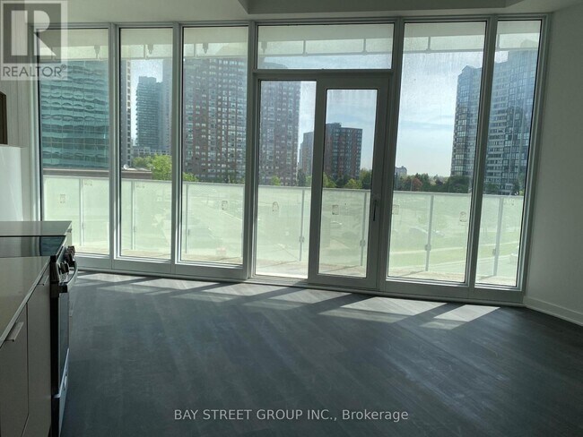 Photo du bâtiment - 3900-3900 Confederation Pkwy