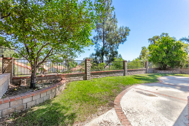 Building Photo - 24729 Laurelcrest Ln