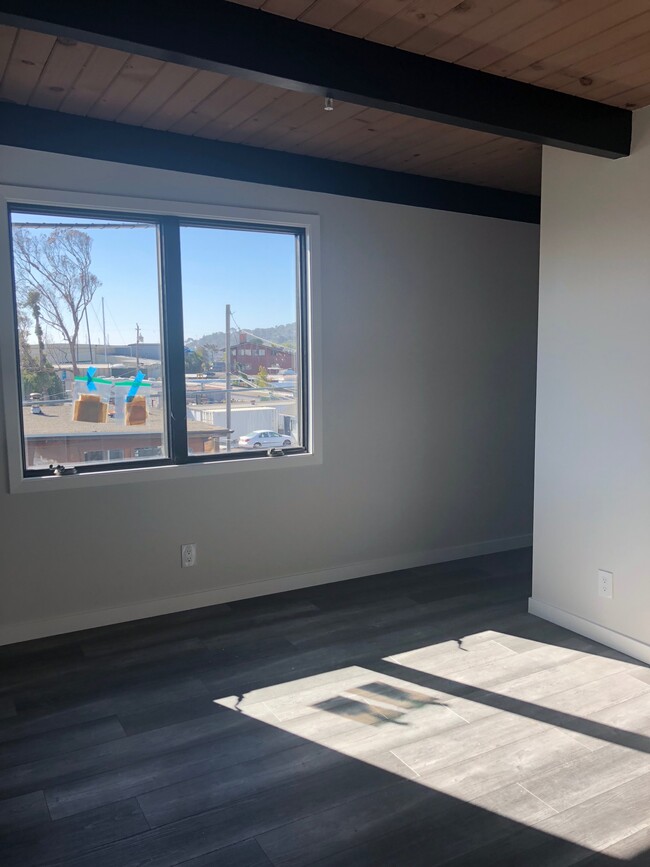 Upstairs loft bedroom with views of Belvedere and Angel Island. - 20 Varda Landing Rd