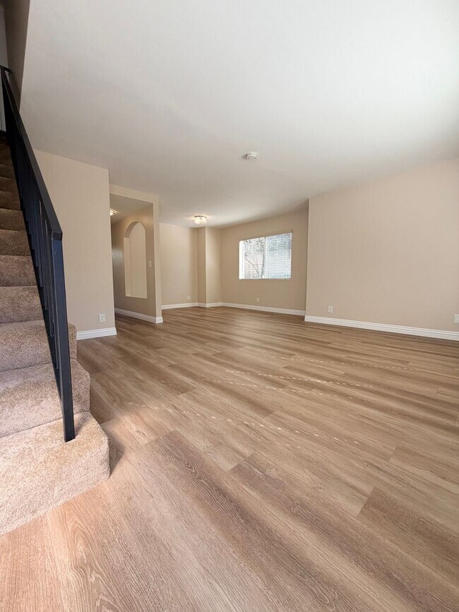 Foto del edificio - Beautiful End-Unit Townhome 2 bedroom and 1.5 bath