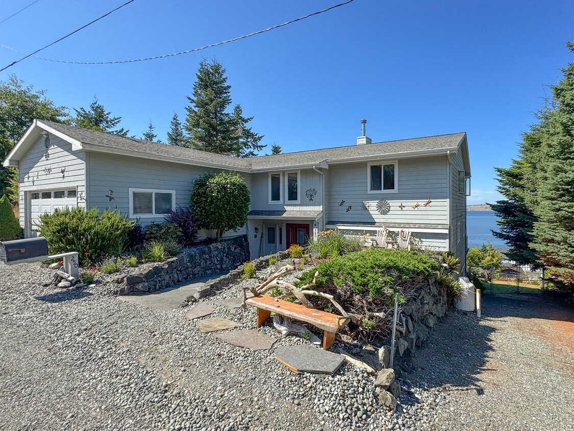 Primary Photo - Stunning Home for Lease in Diamond Point