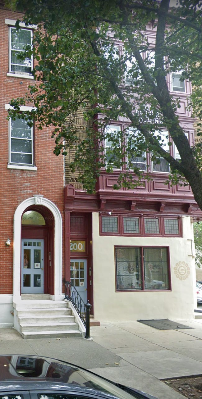 Building Photo - 2001 Green St