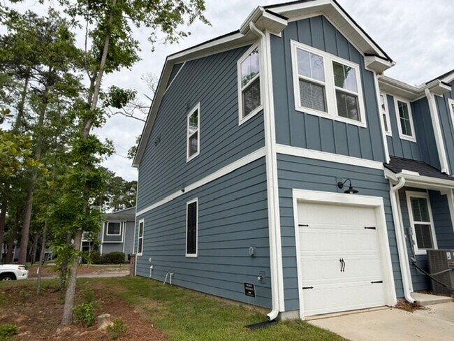 Foto del edificio - 467 Martins Creek Blvd